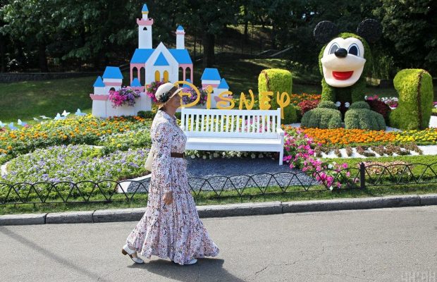 На Певческом поле в Киеве открылась новая "мультяшная" выставка цветов (фоторепортаж)