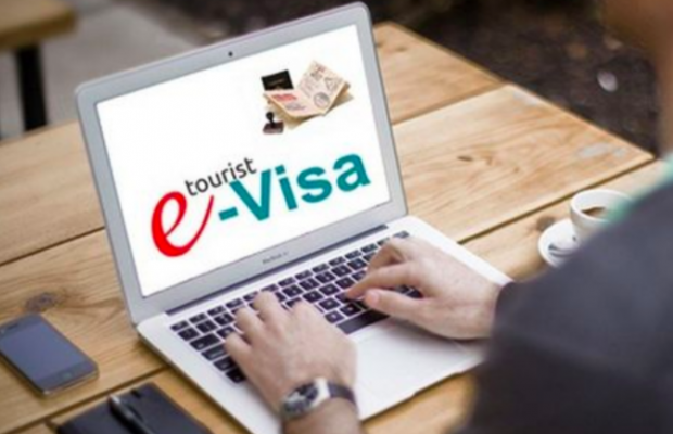 Україна в чотири рази зменшила вартість разових електронних віз для іноземців