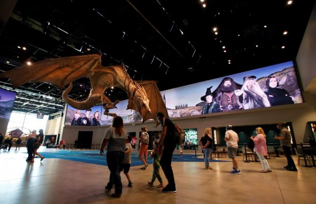 В Лондоне впервые с начала карантина посетителей пустили в Музей Гарри Поттера (фоторепортаж, видео)