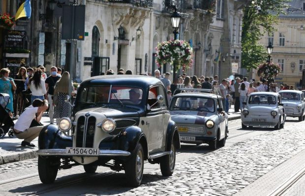 Во Львове ко Дню Независимости устроили выставку ретро-автомобилей (фоторепортаж)