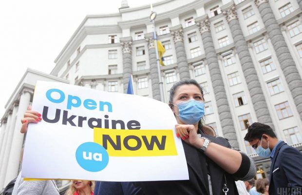 Представители туристической отрасли вышли под Кабмин: что они требуют (фоторепортаж)