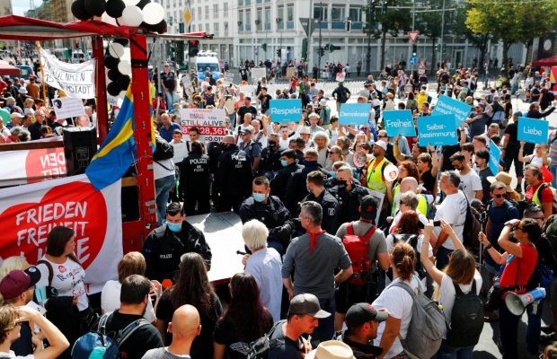 В Берлине тысячи людей протестовали против карантина из-за COVID-19 (фоторепортаж, видео)