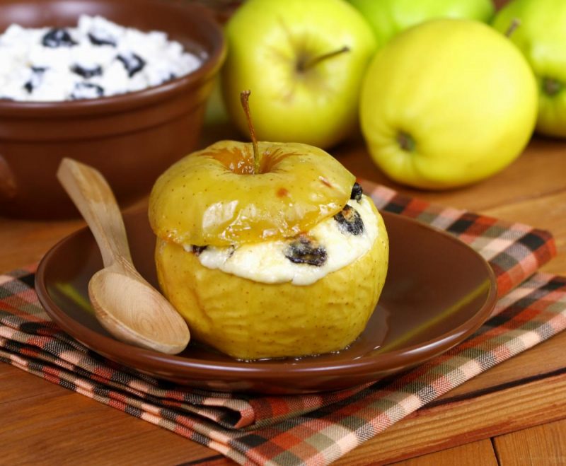 Печеные яблоки для детей - пошаговый рецепт с фото