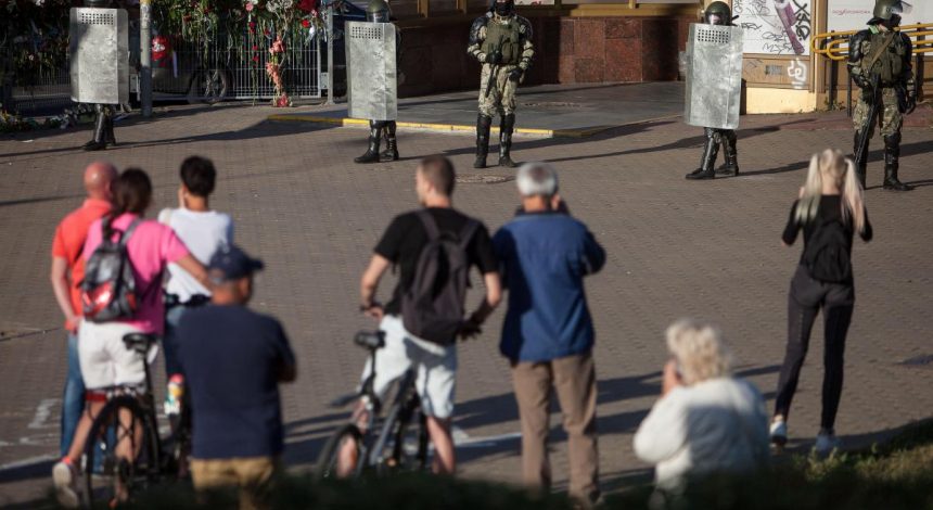 У Білорусі затримали 9 українців та побили кореспондента - МЗС