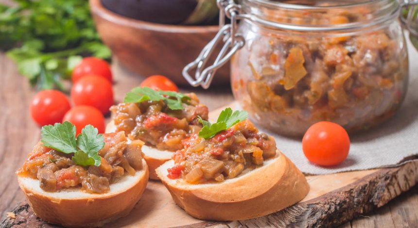 Як приготувати баклажанну ікру на зиму: 3 рецепти, які підкорять будь-кого