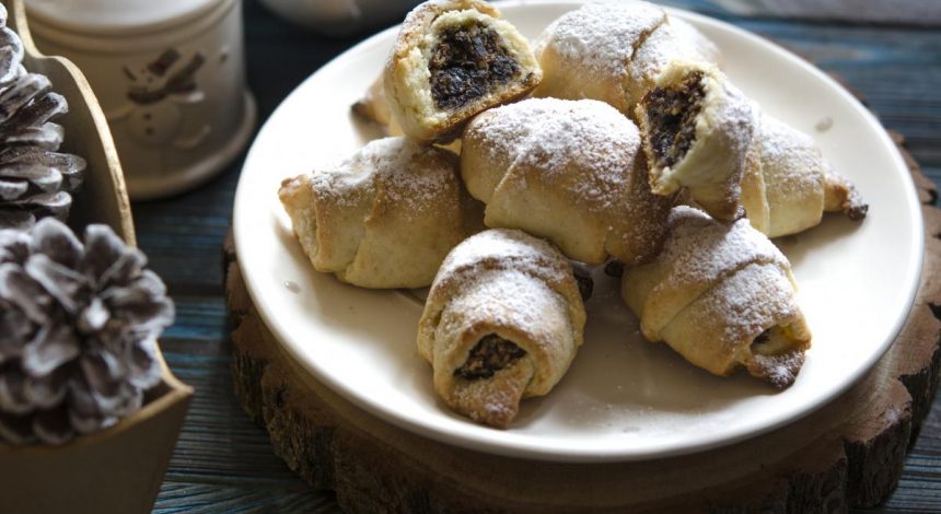 Нежно-хрустящие творожные рогалики с орехами: как приготовить вкусное лакомство