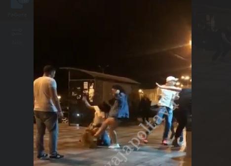 В Полтаве произошла жестокая уличная драка / скриншот с видео В Полтаве произошла жестокая уличная драка / скриншот с видео