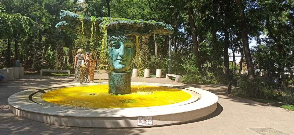 Вандалы "перекрасили" воду в фонтане / фото пресс-служба мэрии Одессы Вандалы "перекрасили" воду в фонтане / фото пресс-служба мэрии Одессы