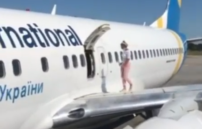 В авиакомпании отреагировали на поступок нарушительницы / скриншот с видео