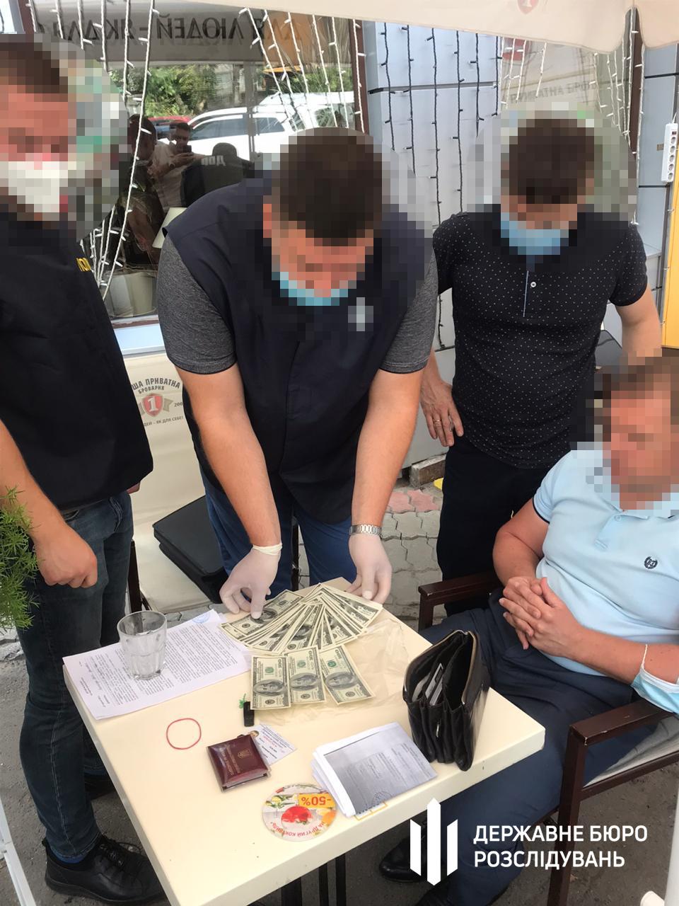 На хабарі піймали посадовця Держслужби з безпеки на транспорті / фото ДБР На хабарі піймали посадовця Держслужби з безпеки на транспорті / фото ДБР