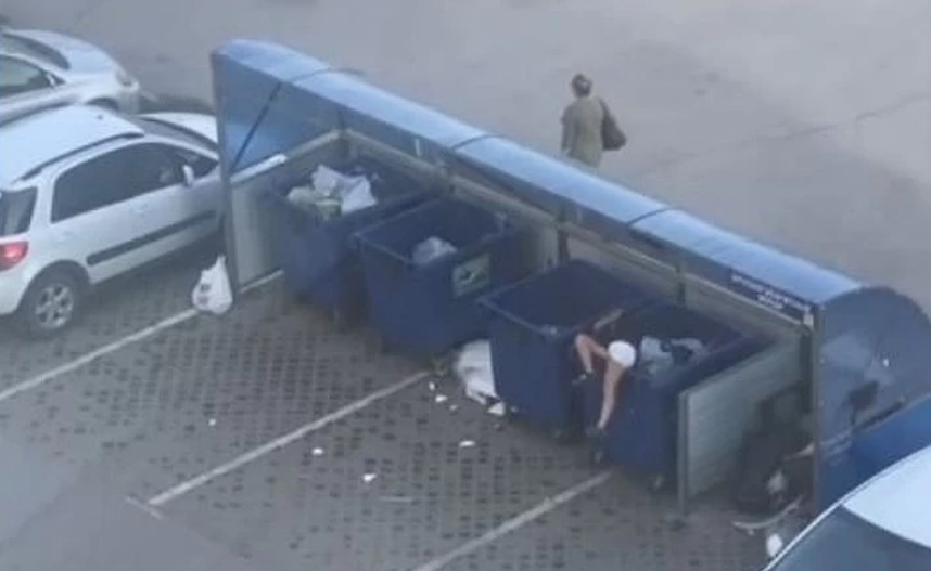 Парень бросил девушку в мусорный бак / скриншот с видео Парень бросил девушку в мусорный бак / скриншот с видео