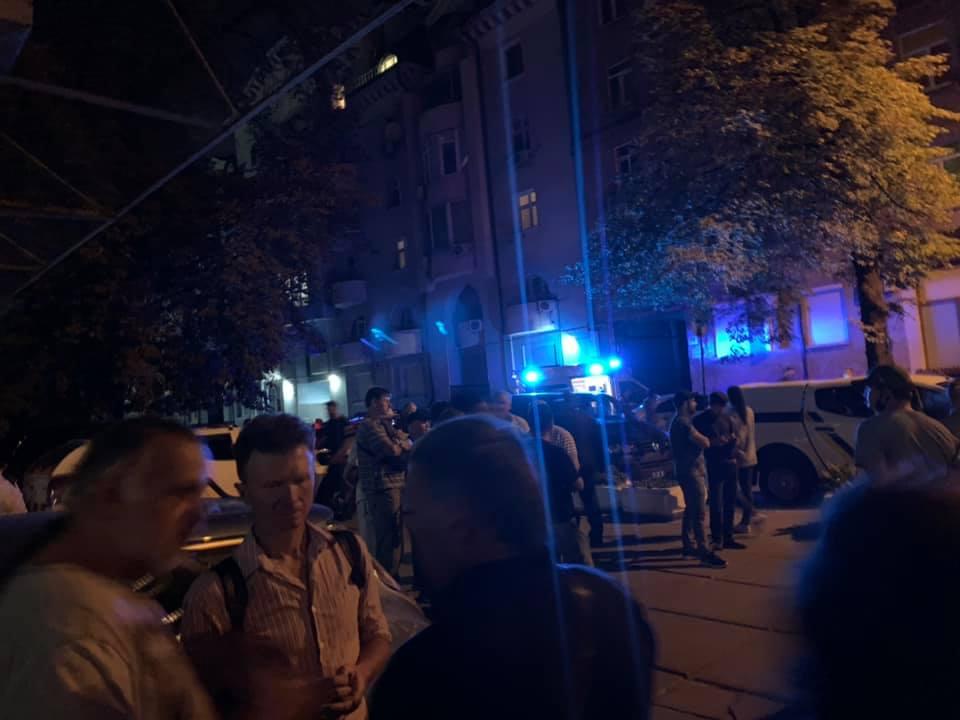 Во время столкновений возле офиса ВО "Свобода" пострадали трое полицейских / фото facebook.com/maria.khrusch