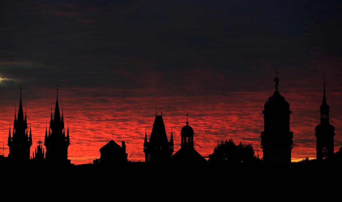 Прага на світанку / фото REUTERS Прага на світанку / фото REUTERS