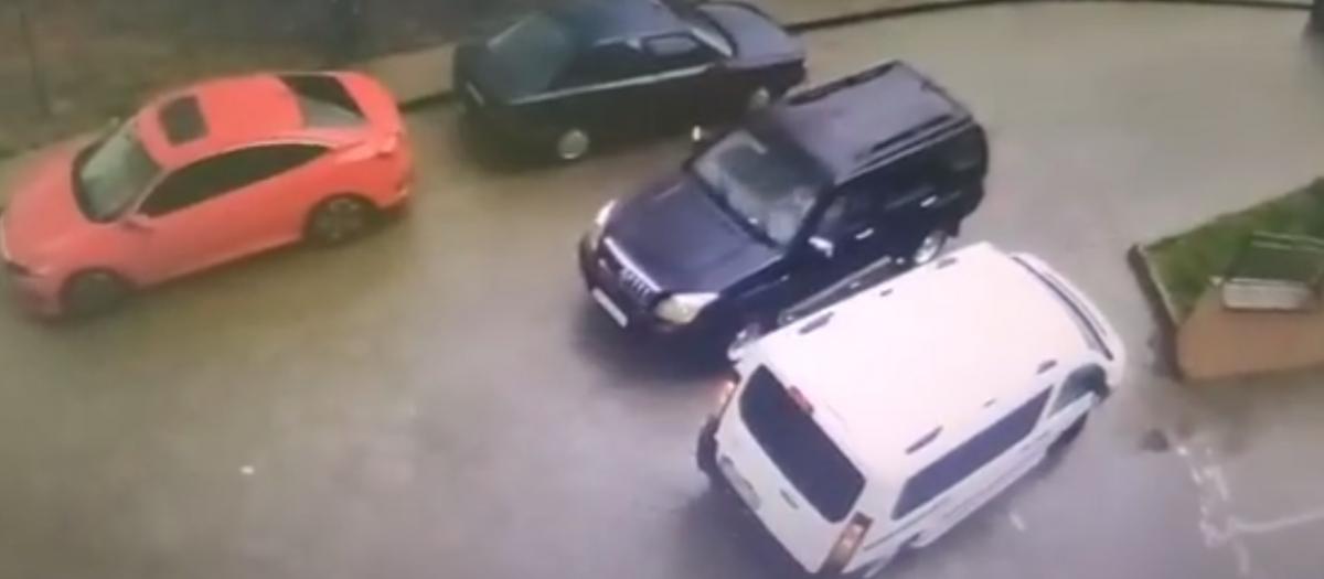 В одному із дворів Хмельницького стріляли в екс-заступника начальника міськуправління ЖКГ Володимира Путіна / скрін відео В одному із дворів Хмельницького стріляли в екс-заступника начальника міськуправління ЖКГ Володимира Путіна / скрін відео