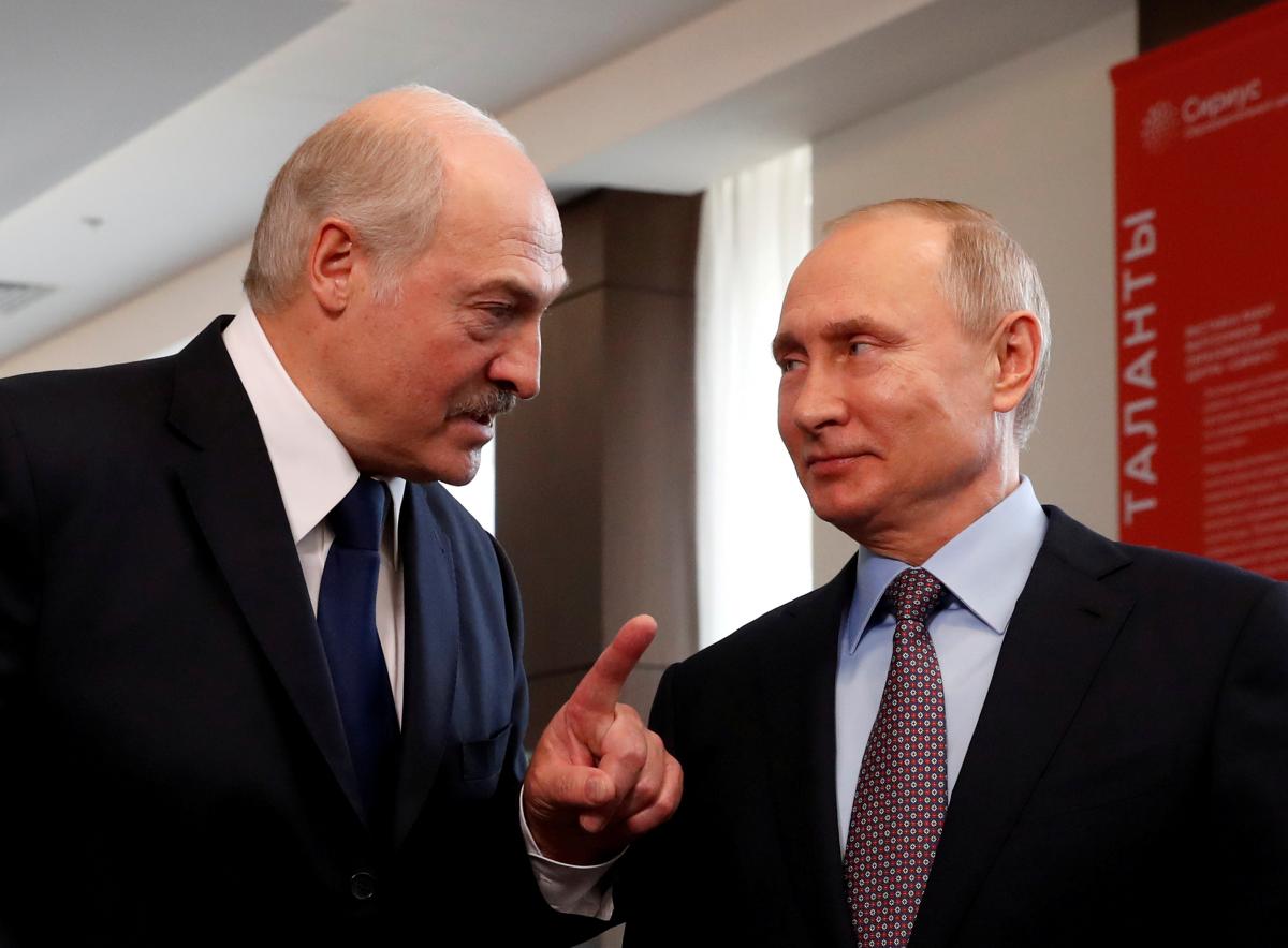 Лукашенко умеет "вот так растопыриться, чтобы его Путин не проглотил", заявил российский оппозиционер / фото REUTERS