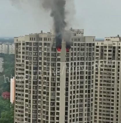 Вогонь охопив квартиру на 24-му поверсі / скріншот з відео Вогонь охопив квартиру на 24-му поверсі / скріншот з відео