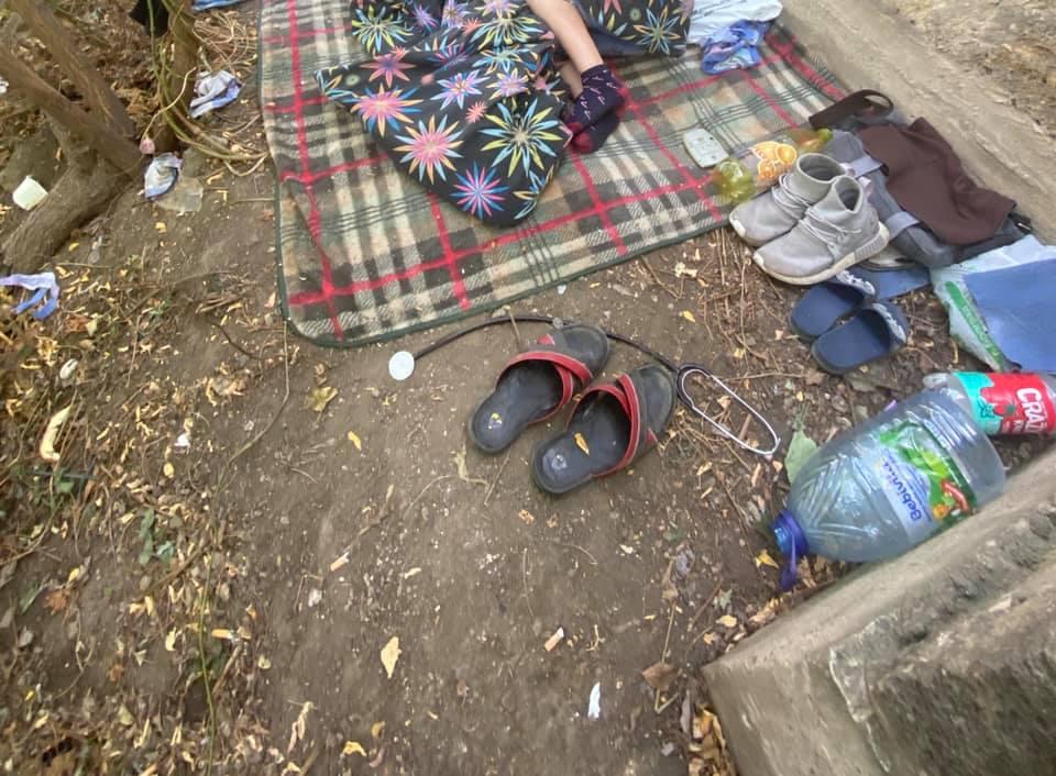 Ребенок спал под открытым небом - под забором / фото Дмитрий Ревун / Facebok Ребенок спал под открытым небом - под забором / фото Дмитрий Ревун / Facebok
