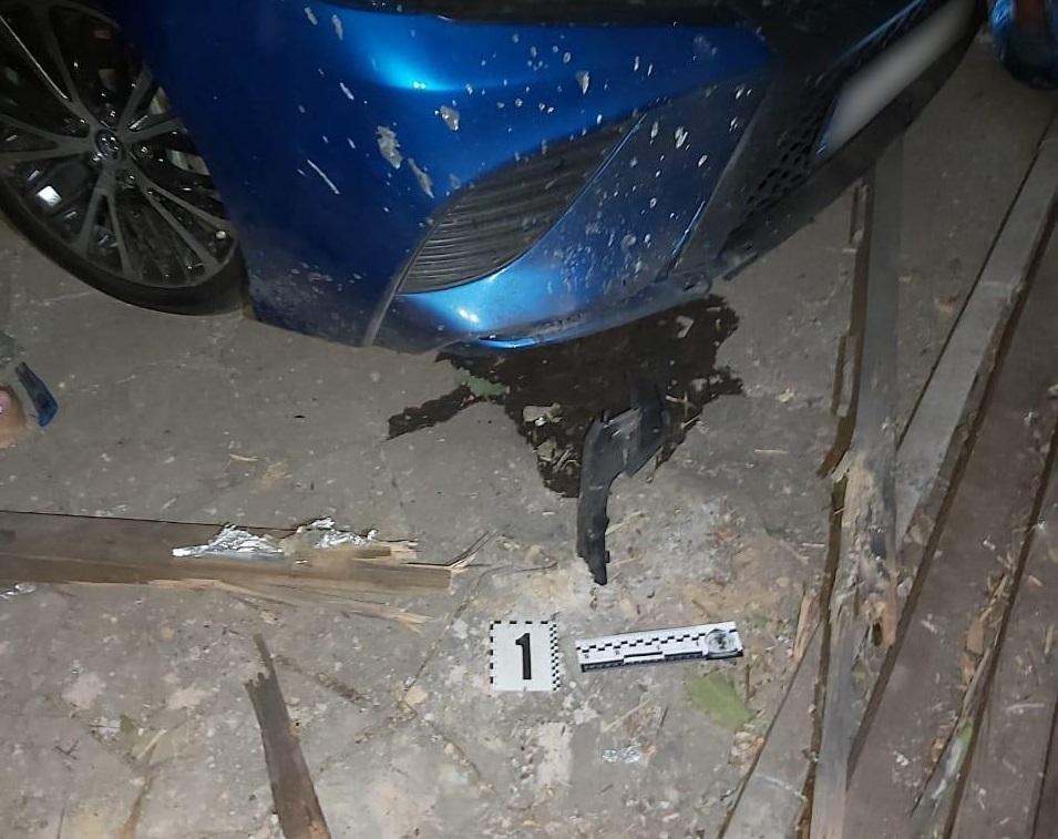 В результате взрыва повреждены две машины / hk.npu.gov.ua В результате взрыва повреждены две машины / hk.npu.gov.ua