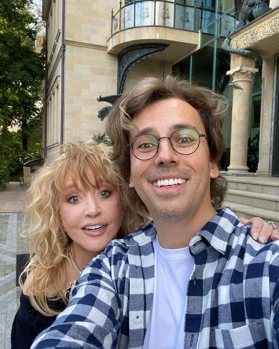 Влюбленные позируют на фоне общего дома / Instagram Максим Галкин Влюбленные позируют на фоне общего дома / Instagram Максим Галкин