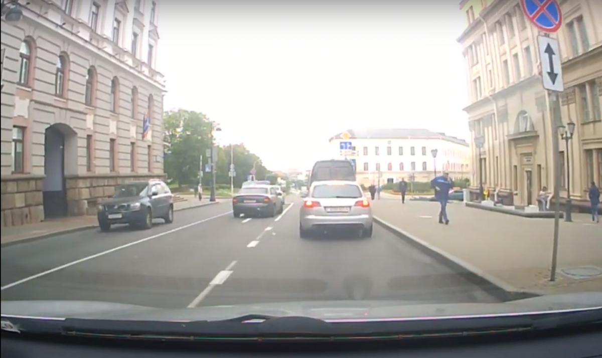 На відео видно, як невідомі садять когось в темний мікроавтобус / скріншот з відео На відео видно, як невідомі садять когось в темний мікроавтобус / скріншот з відео