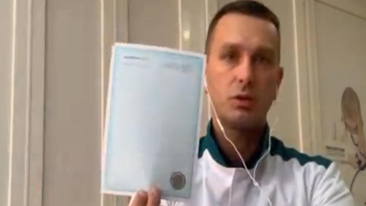 Лікар-інфекціоніст з Ужгорода розповідає, як шахрай заволодів сертифікатом про негативний тест ПЛР і тепер продає його направо і наліво