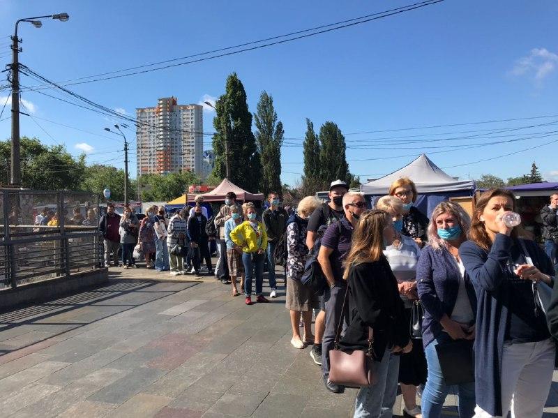 Черга на вхід станції метро "Чернігівська" / фото kiev.informator.ua Черга на вхід станції метро "Чернігівська" / фото kiev.informator.ua