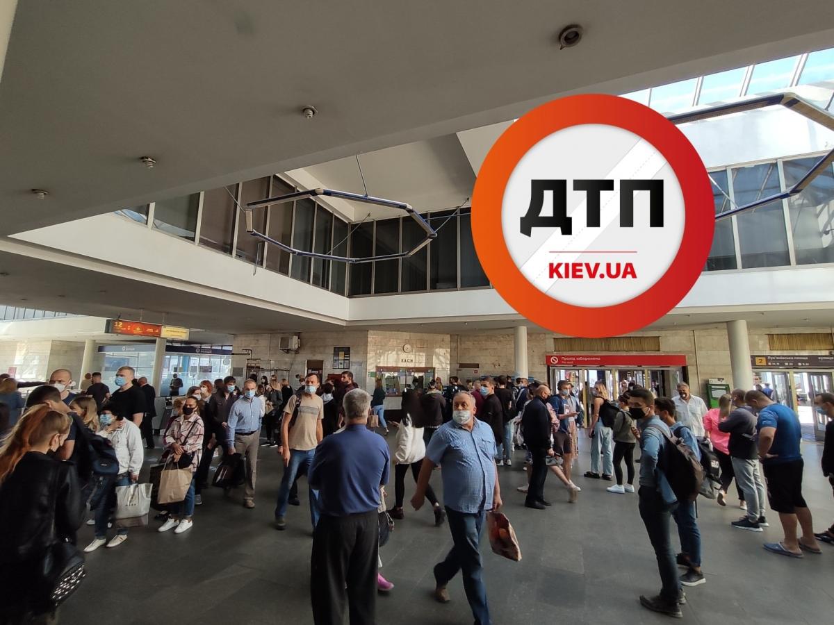Натовпи у вестибюлі станції метро "Лук'янівська" / фото dtp.kiev.ua Натовпи у вестибюлі станції метро "Лук'янівська" / фото dtp.kiev.ua