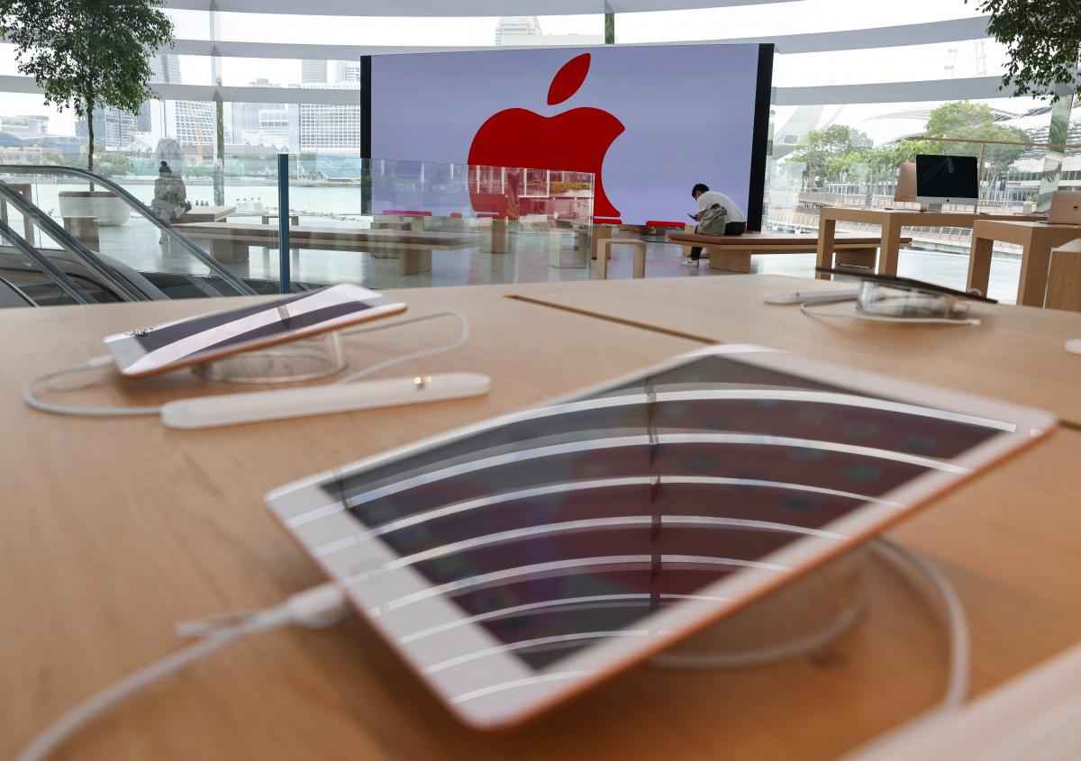 Apple запустил в Китае кампанию ощутимых скидок на некоторые модели iPhone / фото REUTERS Apple запустил в Китае кампанию ощутимых скидок на некоторые модели iPhone / фото REUTERS