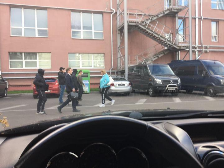 Люди в масках поруч із Максимом Знаком на парковці біля штабу / фото телеграм-канал "МотолькоПомоги" Люди в масках поруч із Максимом Знаком на парковці біля штабу / фото телеграм-канал "МотолькоПомоги"