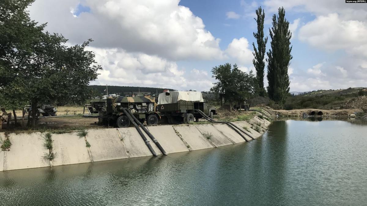 Реку ниже земляной дамбы оставили без воды / Крым. Реалии Реку ниже земляной дамбы оставили без воды / Крым. Реалии