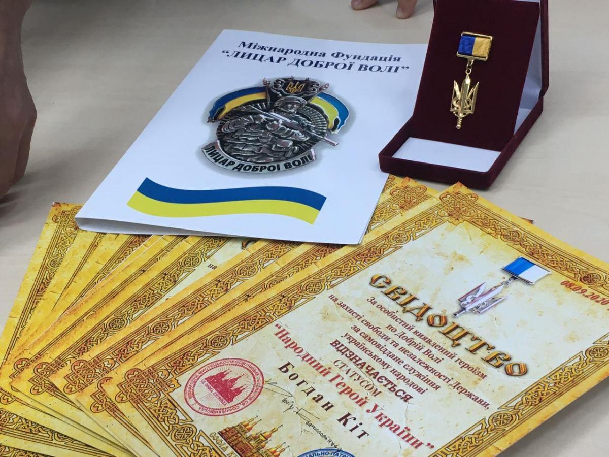Обстрел автобуса под Харьковом: задержанные получили награду 'Народный Герой' Обстрел автобуса под Харьковом: задержанные получили награду 'Народный Герой'