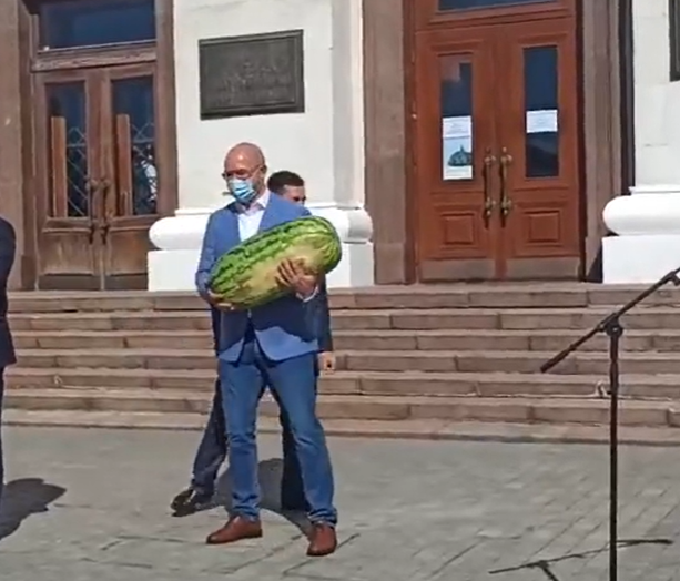Шмигалю подарували рекордний кавун / скриншот з Facebook Шмигалю подарували рекордний кавун / скриншот з Facebook