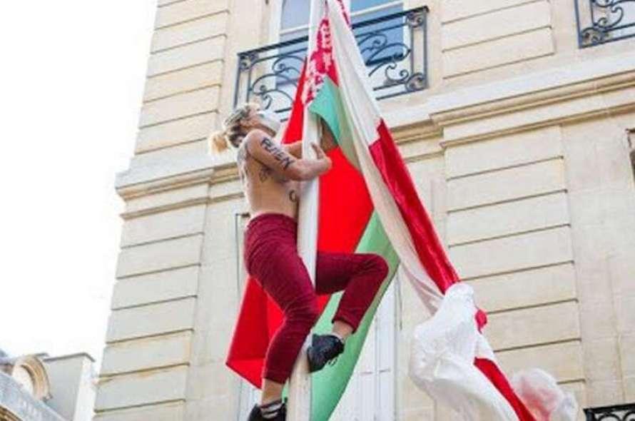 Дівчата з "Femen" провели акцію протесту під посольством Білорусі в Парижі / скріншот Дівчата з "Femen" провели акцію протесту під посольством Білорусі в Парижі / скріншот