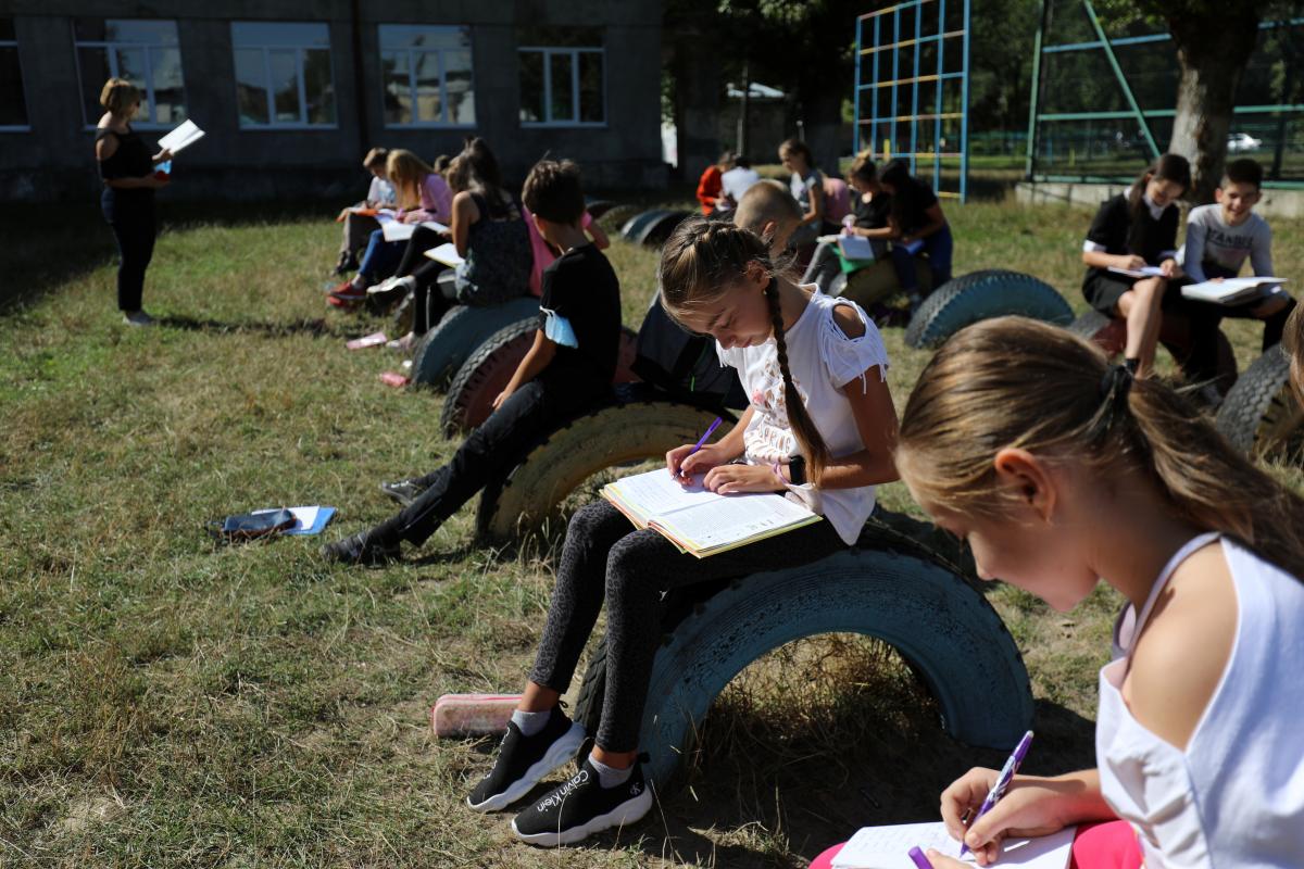 В Украине из-за коронавируса школы уже массово переводят на дистанционное обучение / фото REUTERS