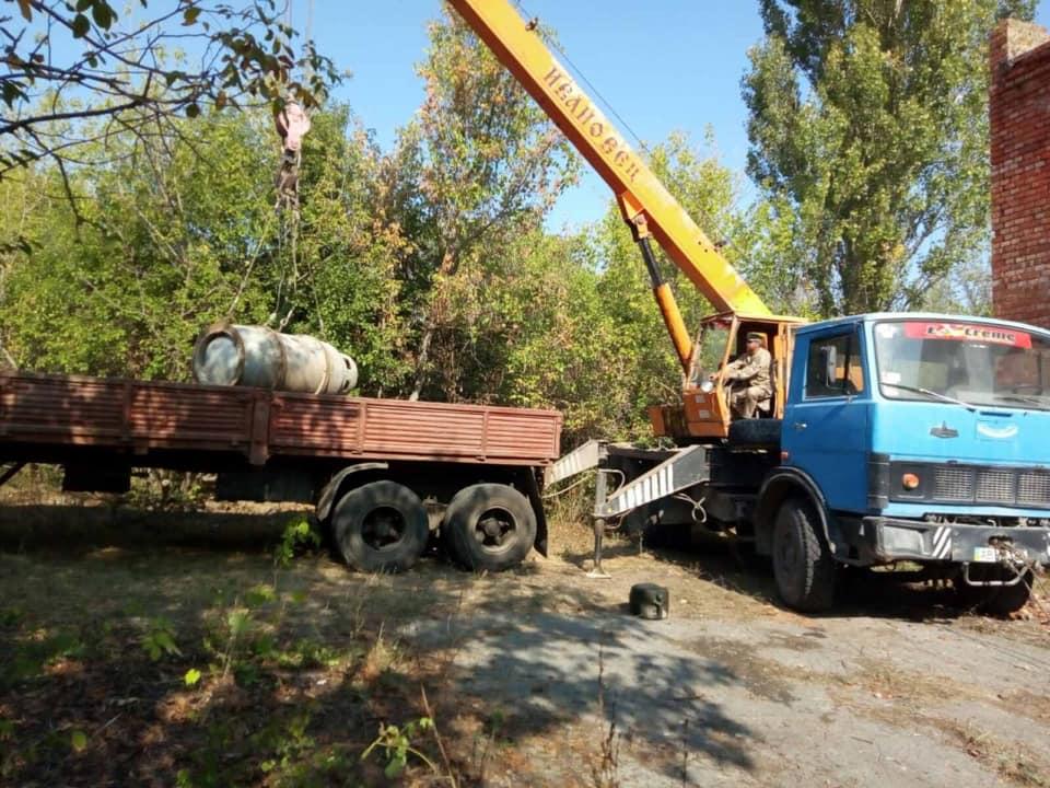 Голова Вінницької ОДА Борзов: в Цекинівці вивезли контейнери від рідкого хлору з очисних споруд, які не функціонують вже 19 років Голова Вінницької ОДА Борзов: в Цекинівці вивезли контейнери від рідкого хлору з очисних споруд, які не функціонують вже 19 років