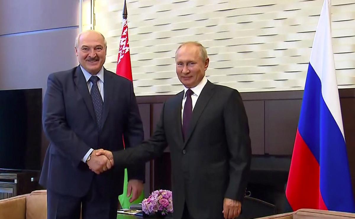 Александр Лукашенко совершил неанонсированный визит к главарю Кремля / фото REUTERS Александр Лукашенко совершил неанонсированный визит к главарю Кремля / фото REUTERS