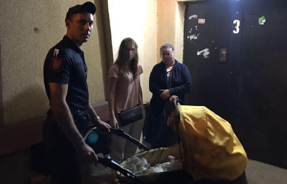В Одессе нетрезвая женщина гуляла с младенцем / фото facebook.com/odesapolice В Одессе нетрезвая женщина гуляла с младенцем / фото facebook.com/odesapolice