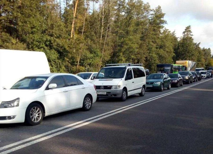 Під час акції на трасі утворився затор з більш як сотні автомобілів / фото Вікторії Коритко Під час акції на трасі утворився затор з більш як сотні автомобілів / фото Вікторії Коритко