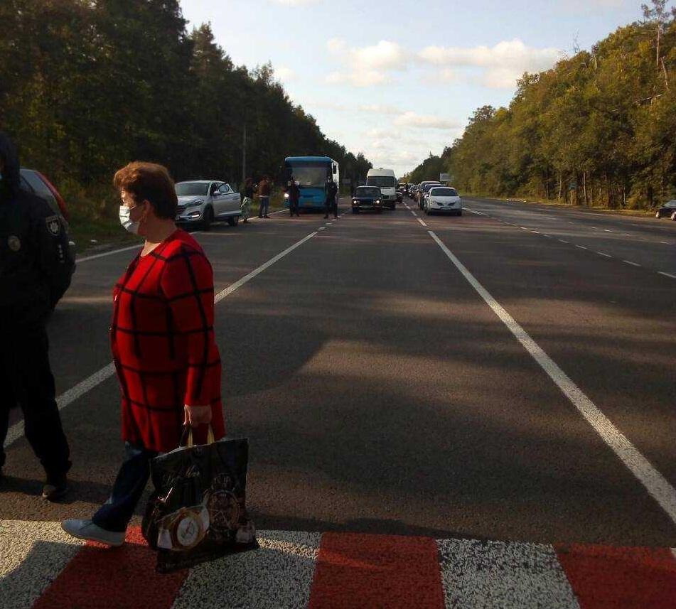 Близько 50 протестувальників ходили по пішохідному переходу / фото Вікторії Коритко Близько 50 протестувальників ходили по пішохідному переходу / фото Вікторії Коритко