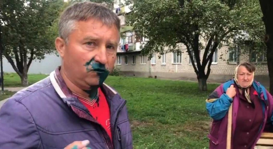 Депутат затримав разом з товаришем одного з нападників / фото скріншот відео зі сторінки Тичини у Facebook Депутат затримав разом з товаришем одного з нападників / фото скріншот відео зі сторінки Тичини у Facebook