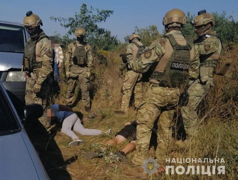 Двоих мужчин задержали за попытку перебросить наркотики в колонию / фото Нацполиции Двоих мужчин задержали за попытку перебросить наркотики в колонию / фото Нацполиции