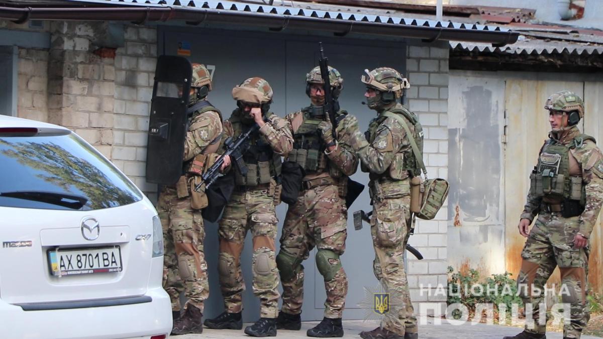 Чоловік закрився у гаражі й вчинив самогубство / Фото Нацполіція України Чоловік закрився у гаражі й вчинив самогубство / Фото Нацполіція України