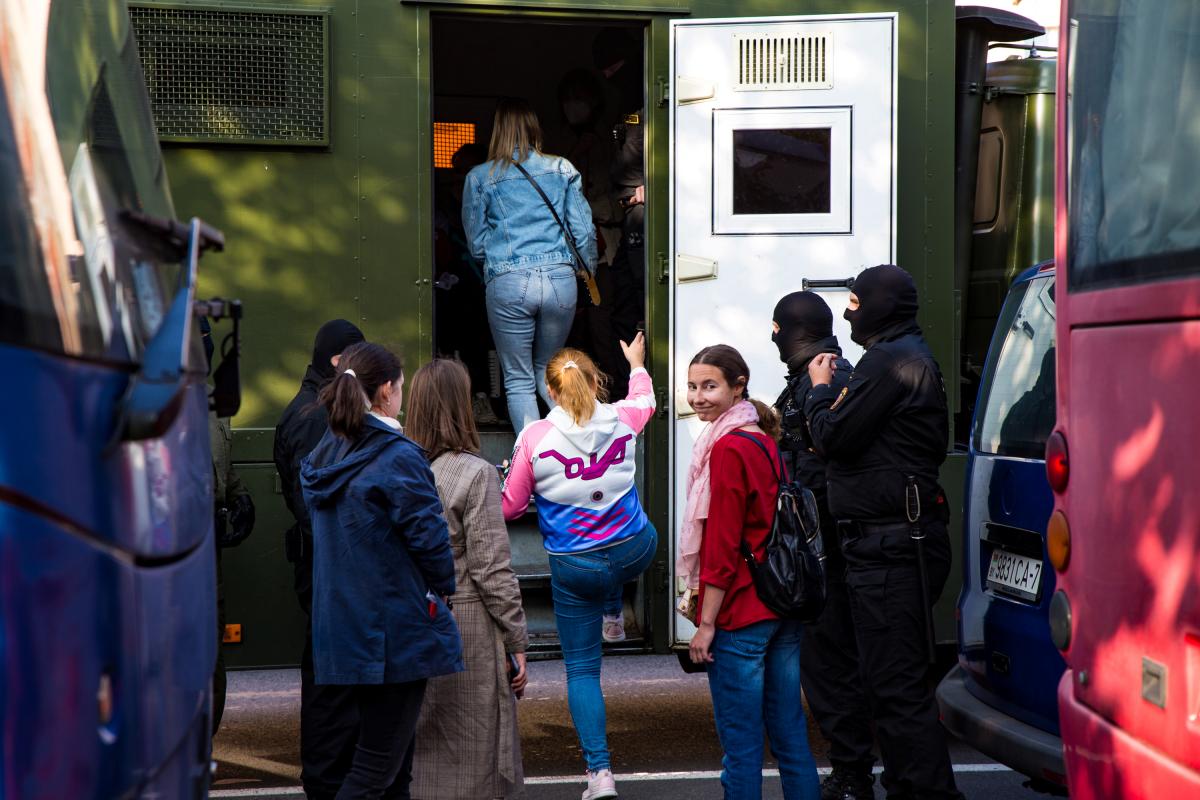 Затриманих помістили до автозаків та відвезли до відділків міліції / REUTERS Затриманих помістили до автозаків та відвезли до відділків міліції / REUTERS