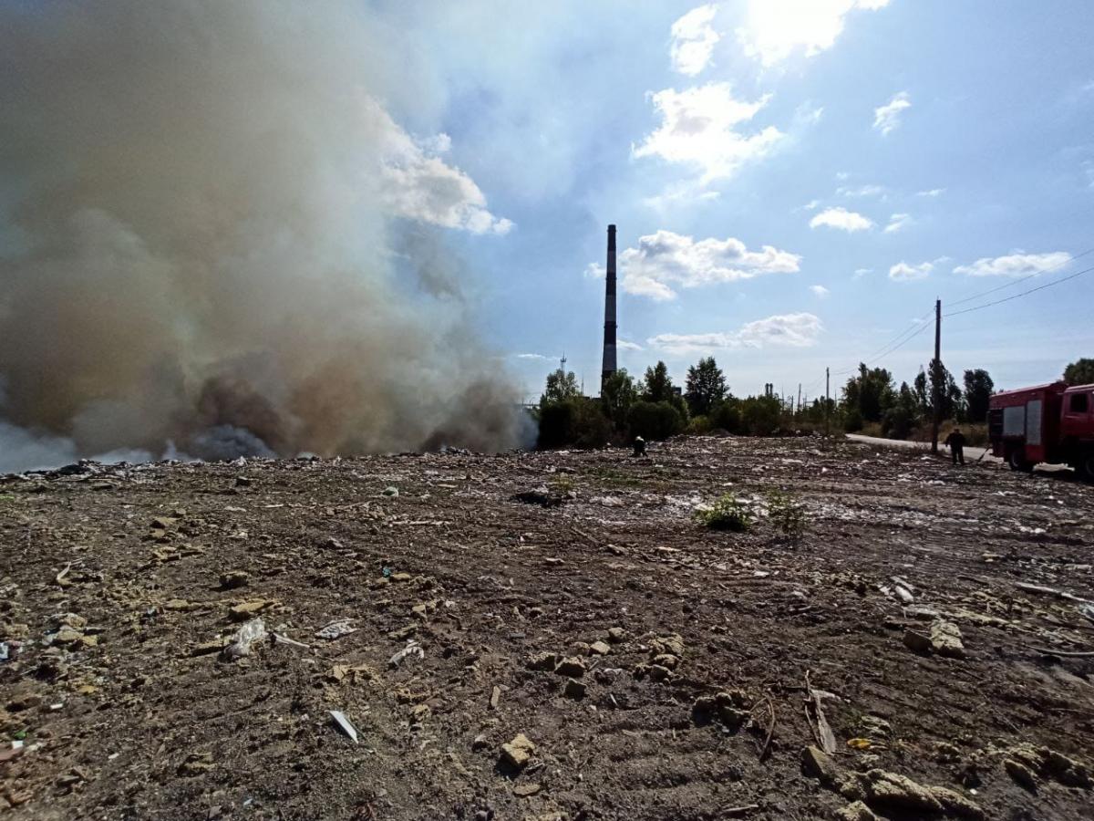У Дарницькому районі горить сміттєзвалище / фото ДСНС У Дарницькому районі горить сміттєзвалище / фото ДСНС