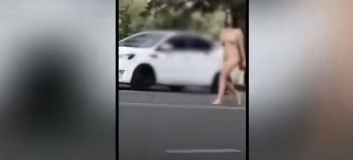 Телеведуча прогулялася оголена / скріншот з відео Телеведуча прогулялася оголена / скріншот з відео