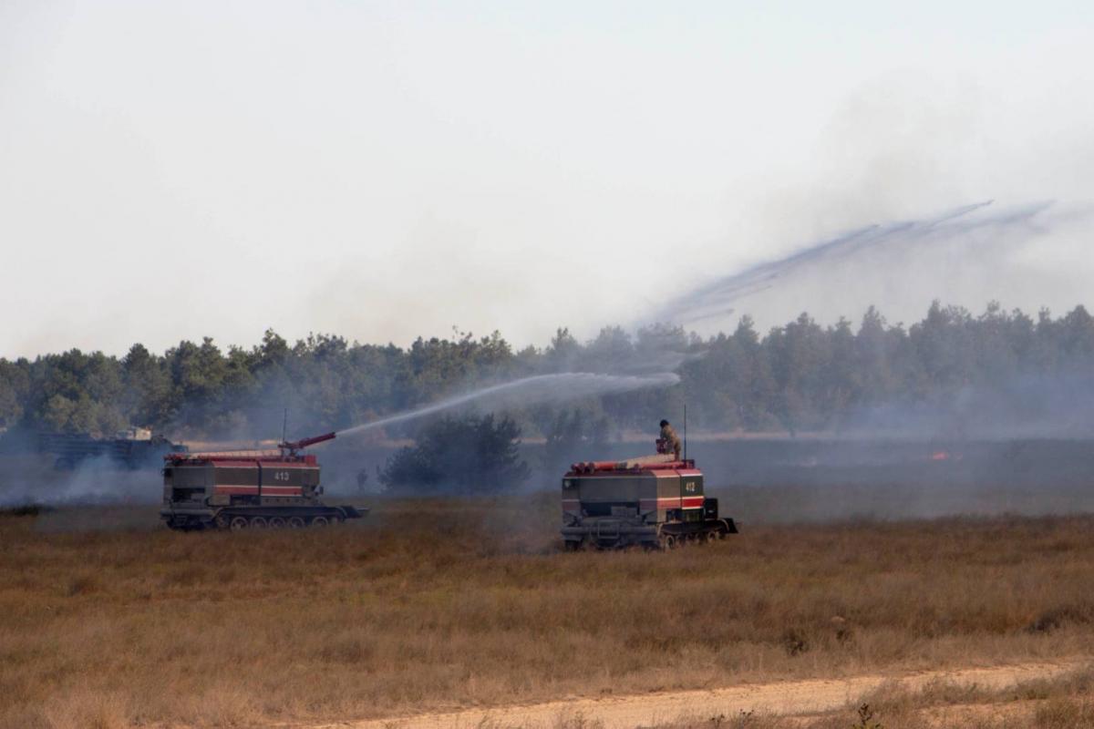 На військовому полігоні зайнялася суха трава / фото facebook.com/GeneralStaff.ua На військовому полігоні зайнялася суха трава / фото facebook.com/GeneralStaff.ua