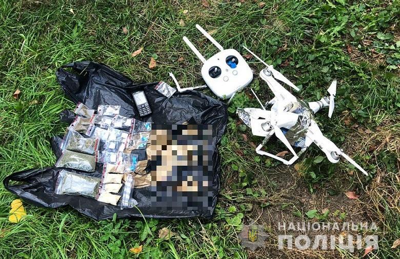 Під час перевірки у чоловіка виявили квадрокоптер та речовини, схожі на наркотичні / kyiv.npu.gov.ua Під час перевірки у чоловіка виявили квадрокоптер та речовини, схожі на наркотичні / kyiv.npu.gov.ua