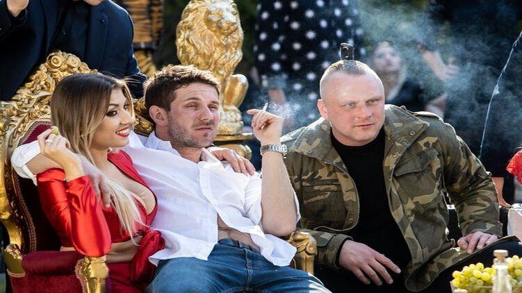 У фільмі "Петля" українець-сутенер сидить праворуч від головного героя / кадр з фільму У фільмі "Петля" українець-сутенер сидить праворуч від головного героя / кадр з фільму