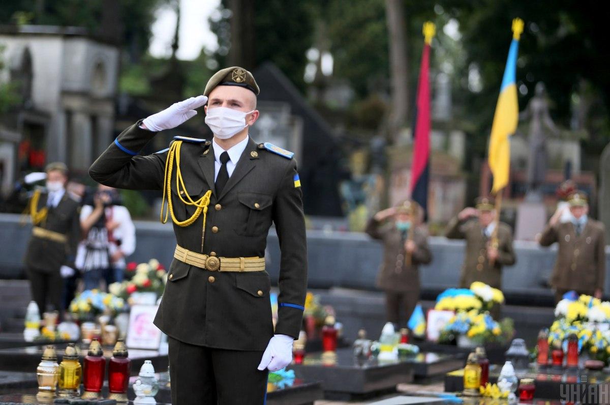 В частности, на кладбище будут хоронить участников войны на Донбассе / Фото УНИАН, Евгений Кравс