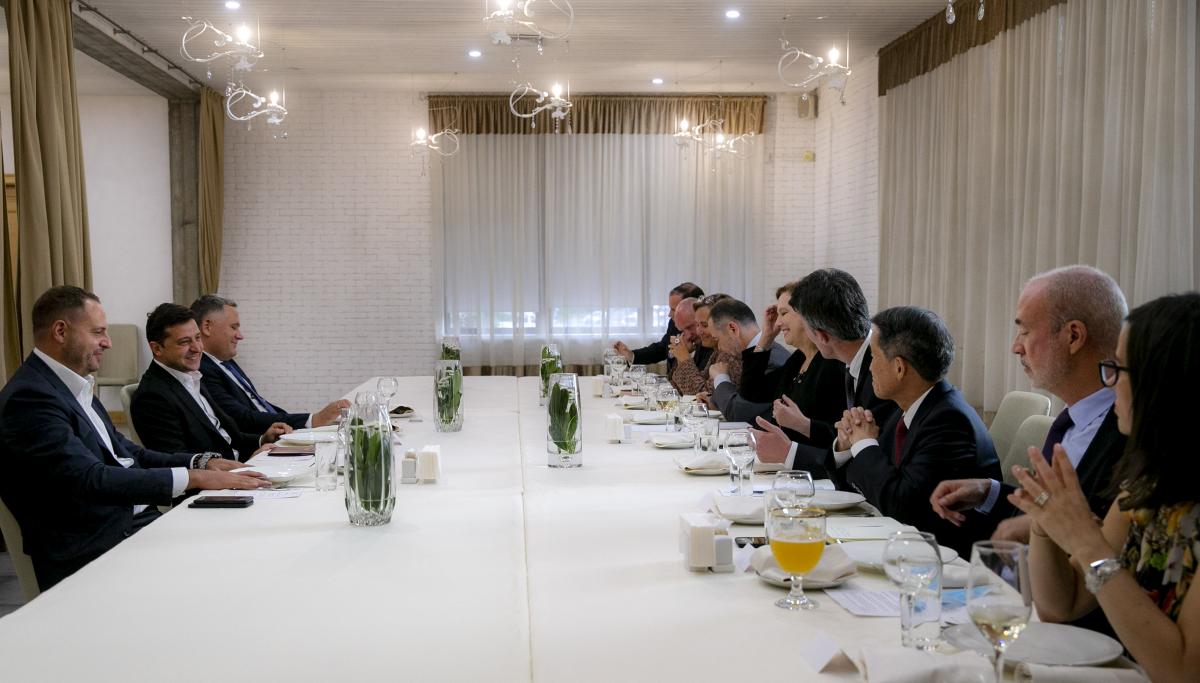 Володимир Зеленський зустрівся з послами країн G7 та Євросоюзу / фото president.gov.ua Володимир Зеленський зустрівся з послами країн G7 та Євросоюзу / фото president.gov.ua